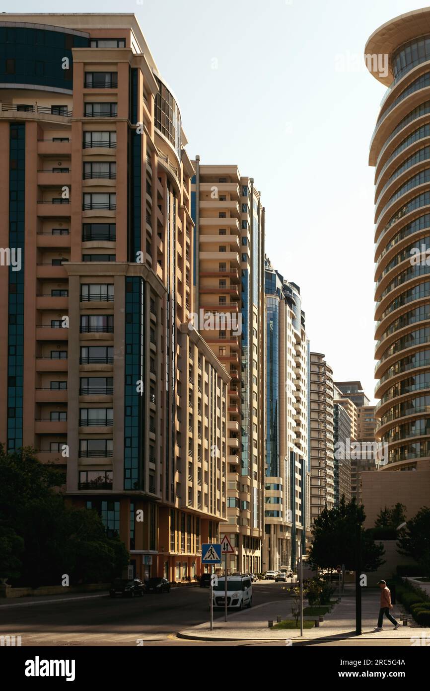 Baku, Aserbaidschan - 26. Juni 2023: Ein ruhiger Morgen auf der Neftchiler Avenue, mit den berühmten Gebäuden, die lange Schatten werfen Stockfoto