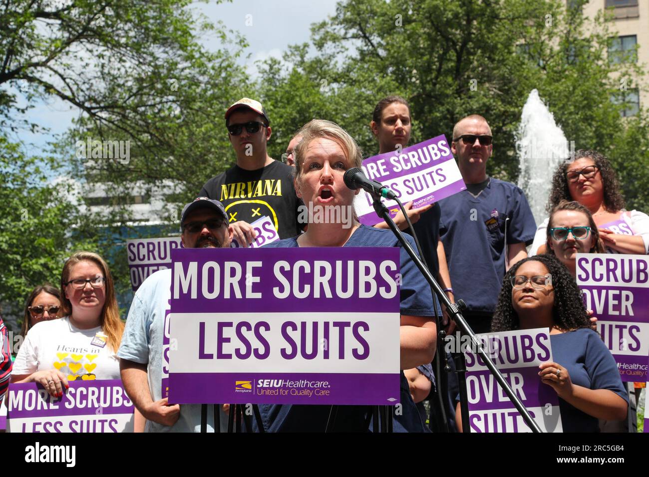 Pittsburgh, Usa. 12. Juli 2023. Katrina Rectenwald, Vorsitzende der Schwesterngewerkschaft im Allegheny General Hospital, spricht am Mittwoch, den 12. Juli 2023, auf einer Pressekonferenz im Allegheny Commons Park North in Pittsburgh. Die Pressekonferenz fand statt, als die SEIU Healthcare, die Vereinigung der 1.200 registrierten Krankenschwestern des Allegheny General Hospital, sich auf Vertragsverhandlungen vorbereitet. (Foto: Paul Weaver/Sipa USA) Guthaben: SIPA USA/Alamy Live News Stockfoto