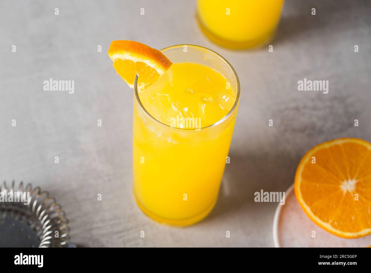 Selbstgemachter Screwdriver Cocktail Erfrischungsgetränk Wodka, frischer Orangensaft, Sirup und Orangenbitter, garniert mit Orangenscheiben Stockfoto