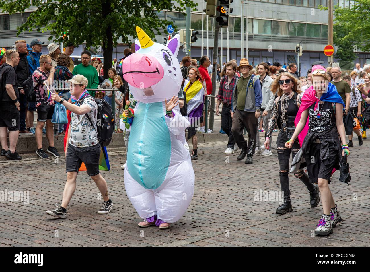 Teilnehmer trägt ein aufblasbares Einhorn-Kostüm auf der Helsinki Pride 2023 Samstagsparade in Helsinki, Finnland Stockfoto