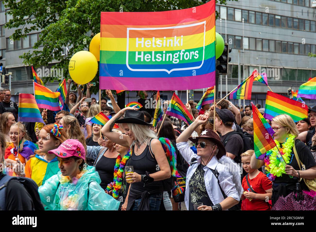 Banner mit Regenbogenflagge und Helsinki City Logo auf der Helsinki Pride 2023 Parade in Helsinki, Finnland Stockfoto