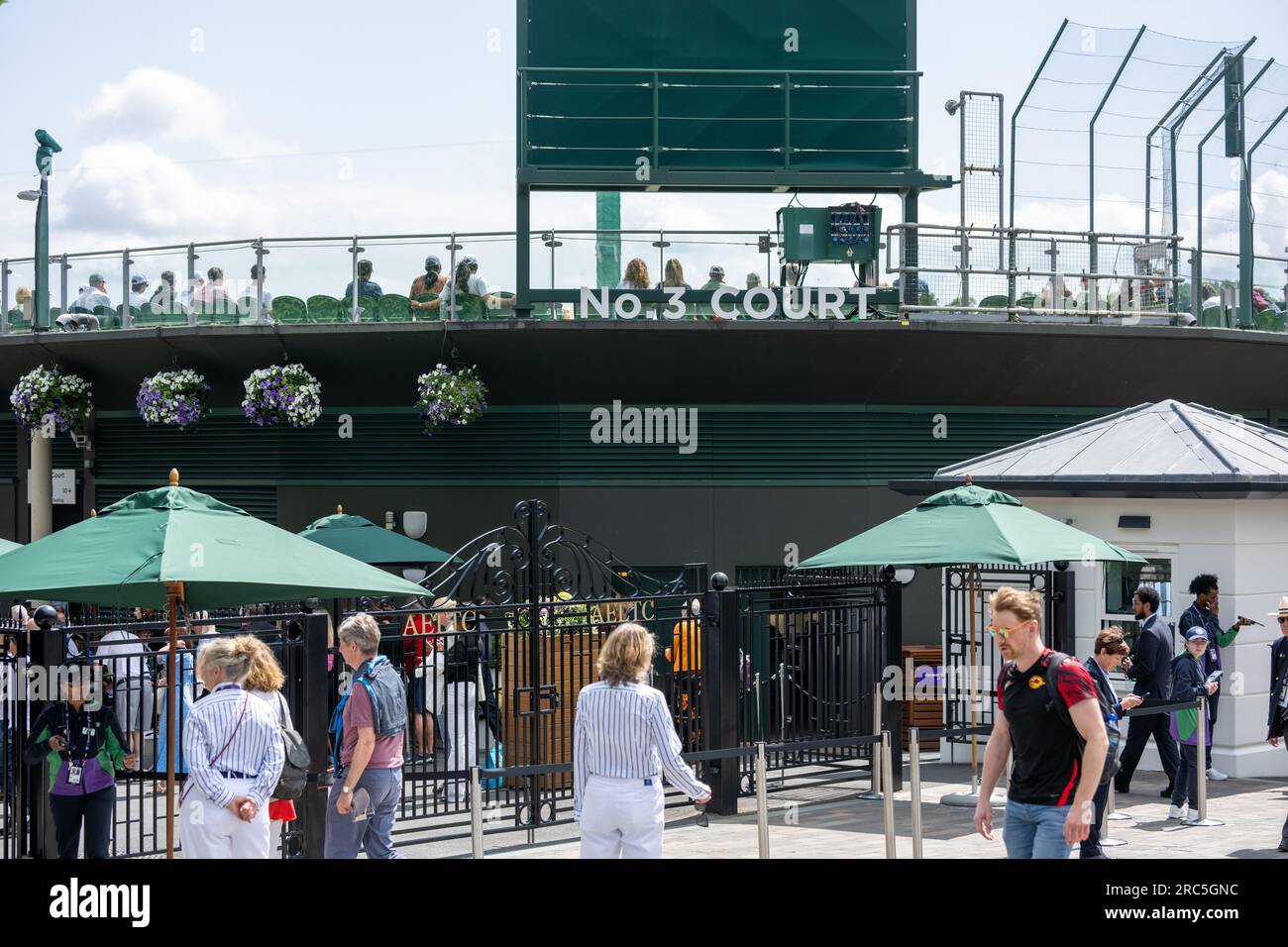 London, Großbritannien. 13. Juli 2023. Große Schlangen inmitten strenger Sicherheitskontrollen im All England Lawn Tennis Club, Wimbledon während des Tennisspiels. Kredit: Ian Davidson/Alamy Live News Stockfoto