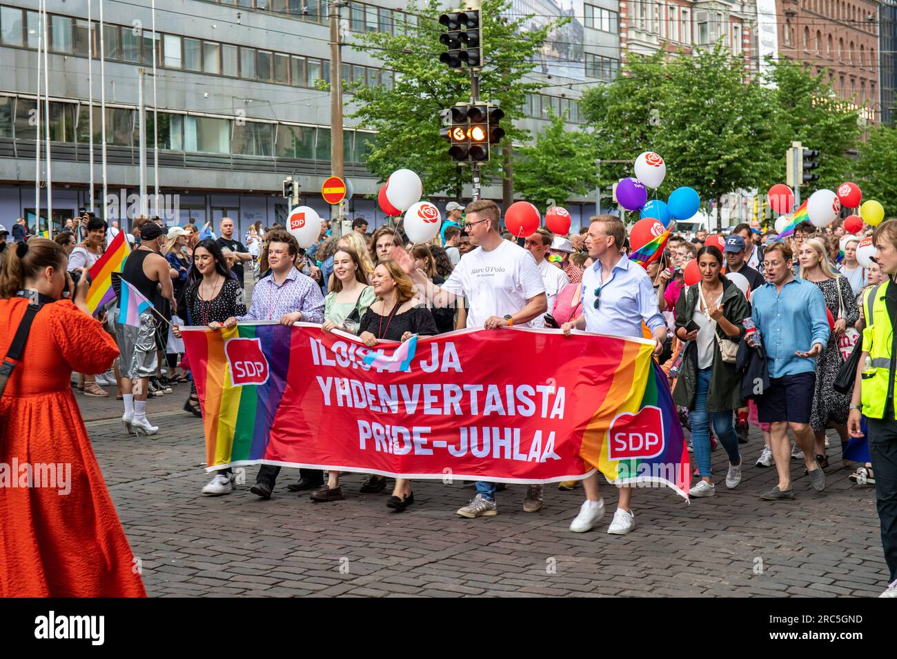 Krista Kiuru, Antti Lindtman, Jani Kokko, Pinja Perholehto, Nasima Razmyar und andere führende Politiker der SDP auf der Helsinki Pride 2023 Parade Stockfoto
