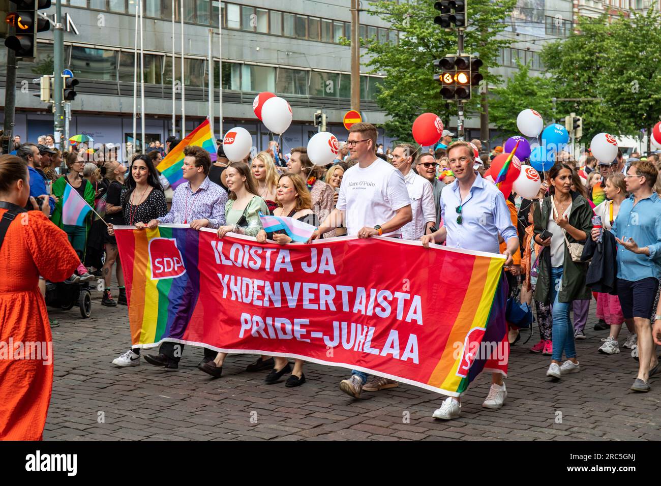 Spitzenpolitiker der Sozialdemokratischen Partei marschiert mit einem Banner auf der Helsinki Pride 2023 Parade in Helsinki, Finnland Stockfoto