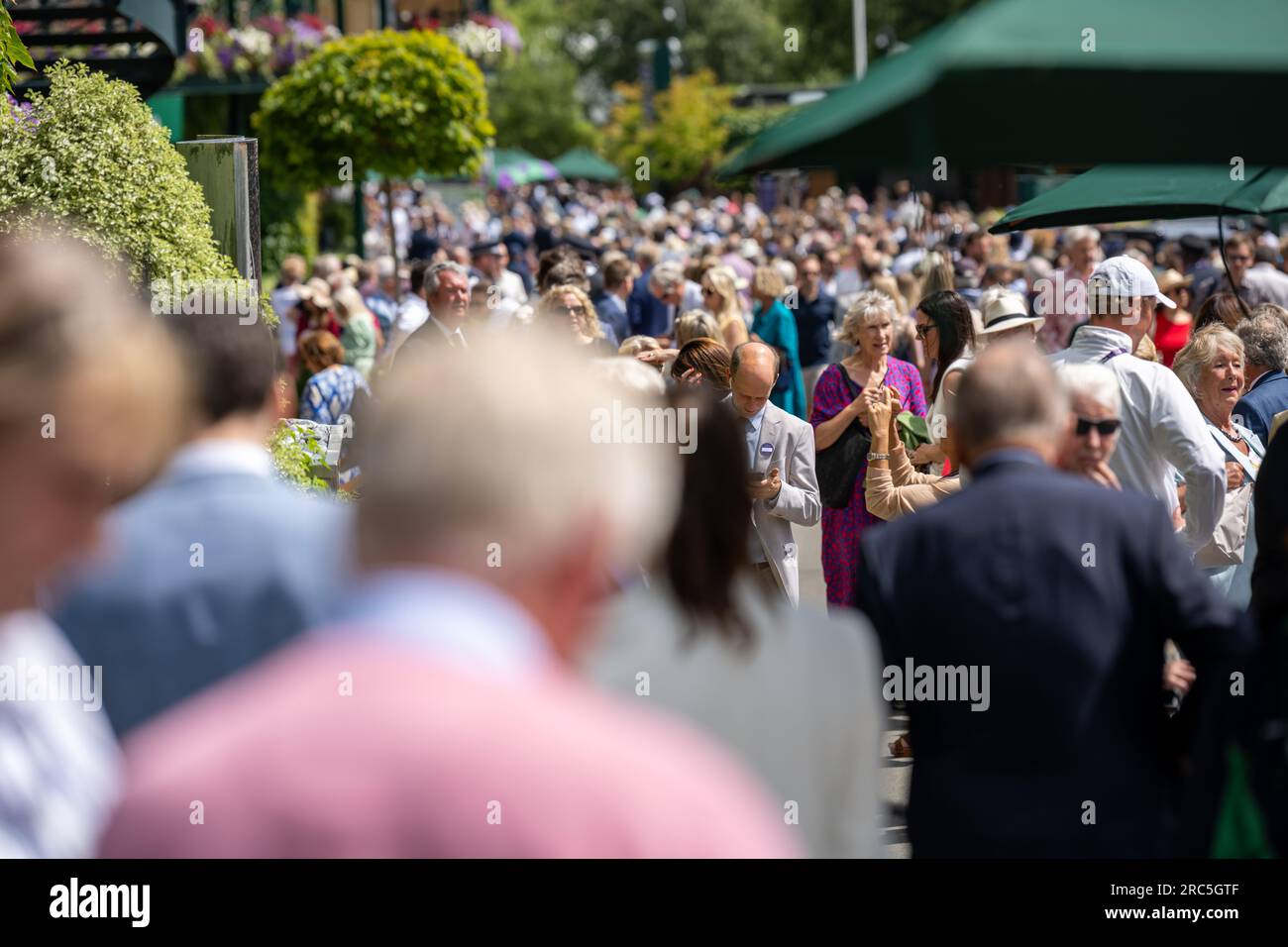 London, Großbritannien. 13. Juli 2023. Große Schlangen inmitten strenger Sicherheitskontrollen im All England Lawn Tennis Club, Wimbledon während des Tennisspiels. Kredit: Ian Davidson/Alamy Live News Stockfoto