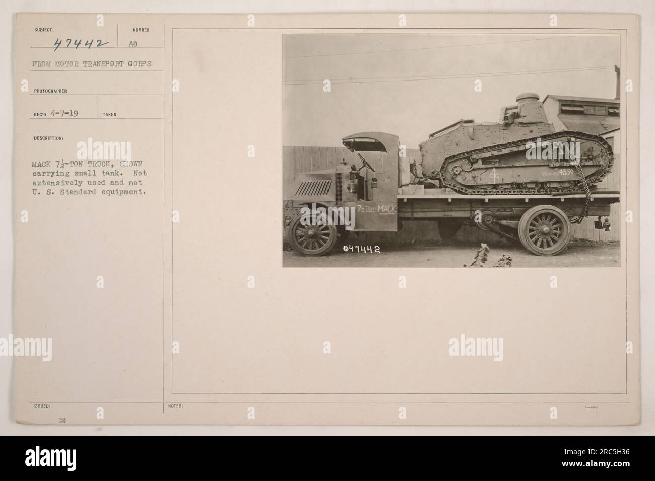 Mack 7 1-/2-Tonnen-Lkw mit kleinem Tank, der transportiert wird. Diese Konfiguration war nicht weit verbreitet und nicht Teil der Standardausrüstung des US-Militärs im Ersten Weltkrieg Das Foto wurde vom Fotografen SURRECT 47442 vom Motor Transport Corps am 7. April 1919 aufgenommen. Stockfoto