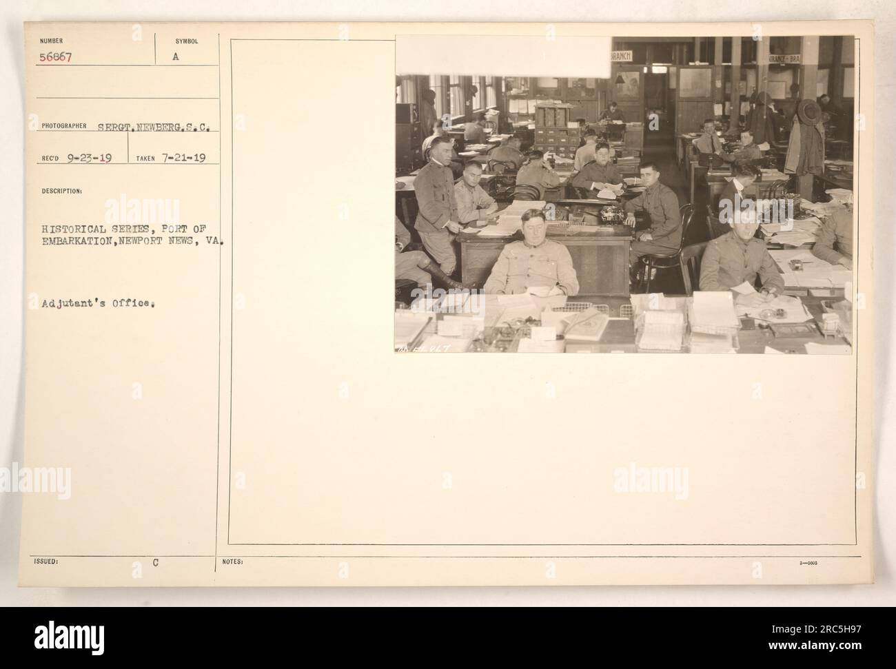 Adjutantenbüro, HISTORISCHE SERIE, Hafen der Einschiffung in Newport News, VA. Dieses Foto wurde am 21. Juli 1919 aufgenommen und zeigt die Inneneinrichtung des Büros. Das Bild ist als NUMMER 56867 gekennzeichnet und wurde von Sergeant Neaberg vom Signalkorps fotografiert. Die Beschreibung enthält ein Symbol (möglicherweise ein Einheitenzeichen) und Notizen, die am 3. März an jemanden namens Nell Ranch herausgegeben wurden.“ Stockfoto