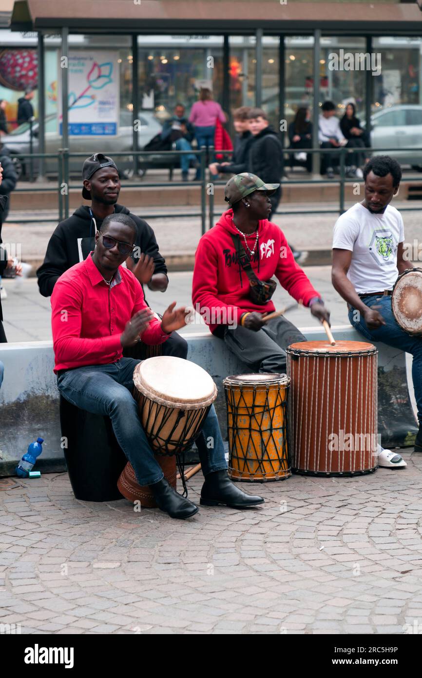 Turin, Italien - 27. März 2022: Gruppe junger Afrikaner, die auf der Piazza Castello in Turin Livemusik aufführen. Stockfoto