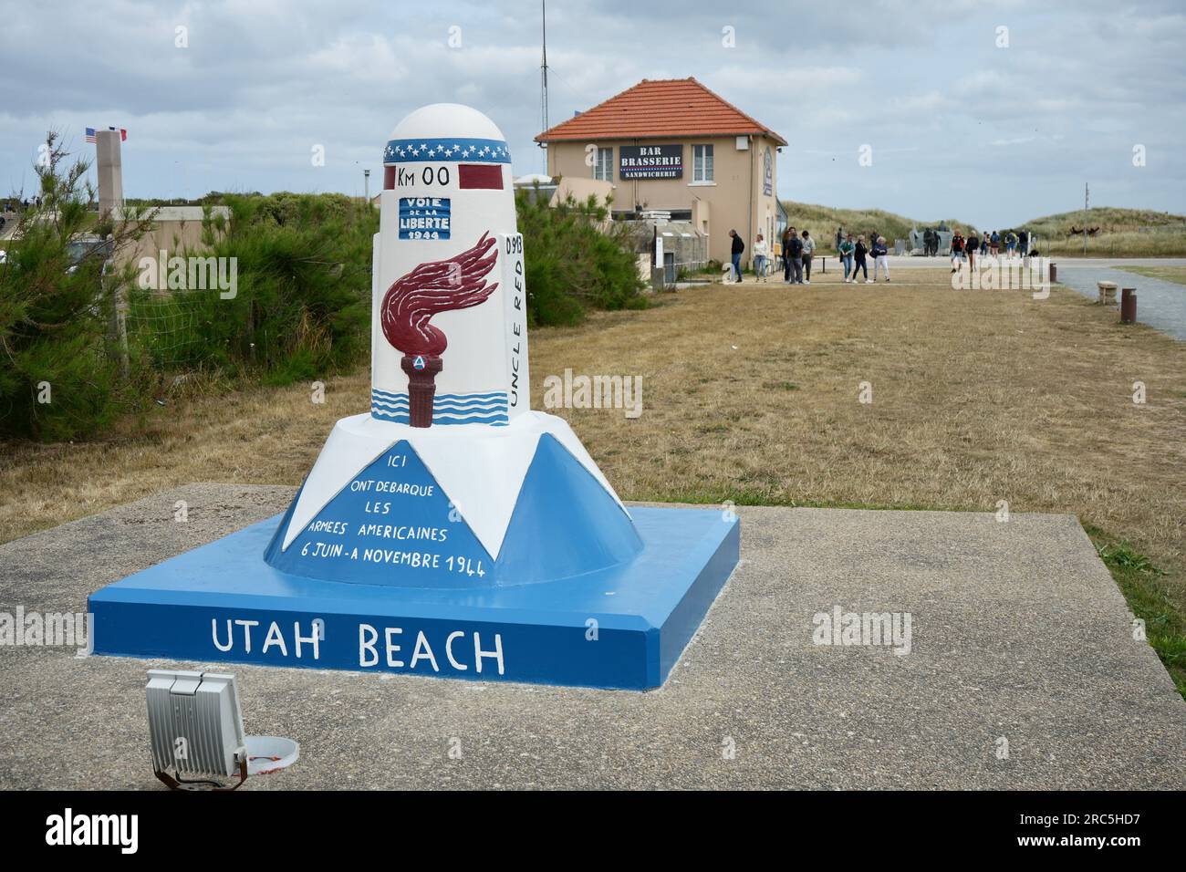 Zero Kilometer Post in der Bar Brasserie unter einem wolkigen Himmel am Utah Beach, Normandie, Frankreich. Stockfoto