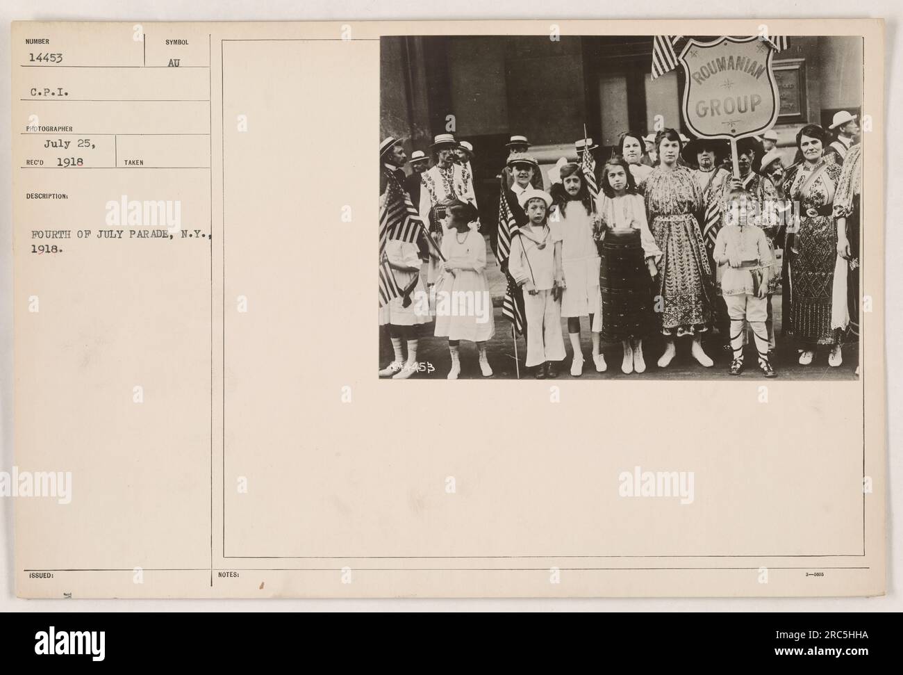 Ein Foto einer Parade zum 4. Juli 1918 in New York City während des 1. Weltkriegs Das Bild wurde von einem CPI-Fotografen aufgenommen und hat die Referenznummer 14453. Stockfoto