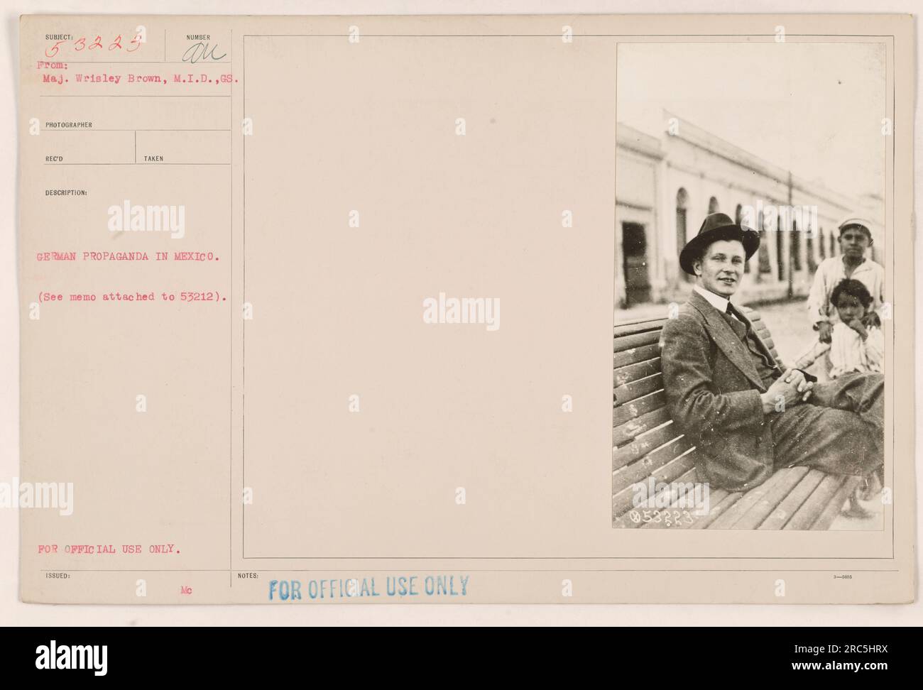 Bild mit deutscher Propaganda in Mexiko im 1. Weltkrieg. Auf dem Foto ist ein verstecktes, hängendes Schild mit deutschem Text zu sehen. Dieses Bild ist ein offizieller militärischer Geheimdienst, der Beweise deutscher Bemühungen dokumentiert, mexikanische Gefühle gegen die Vereinigten Staaten zu beeinflussen. #WW1 #militaryIntelligence Stockfoto