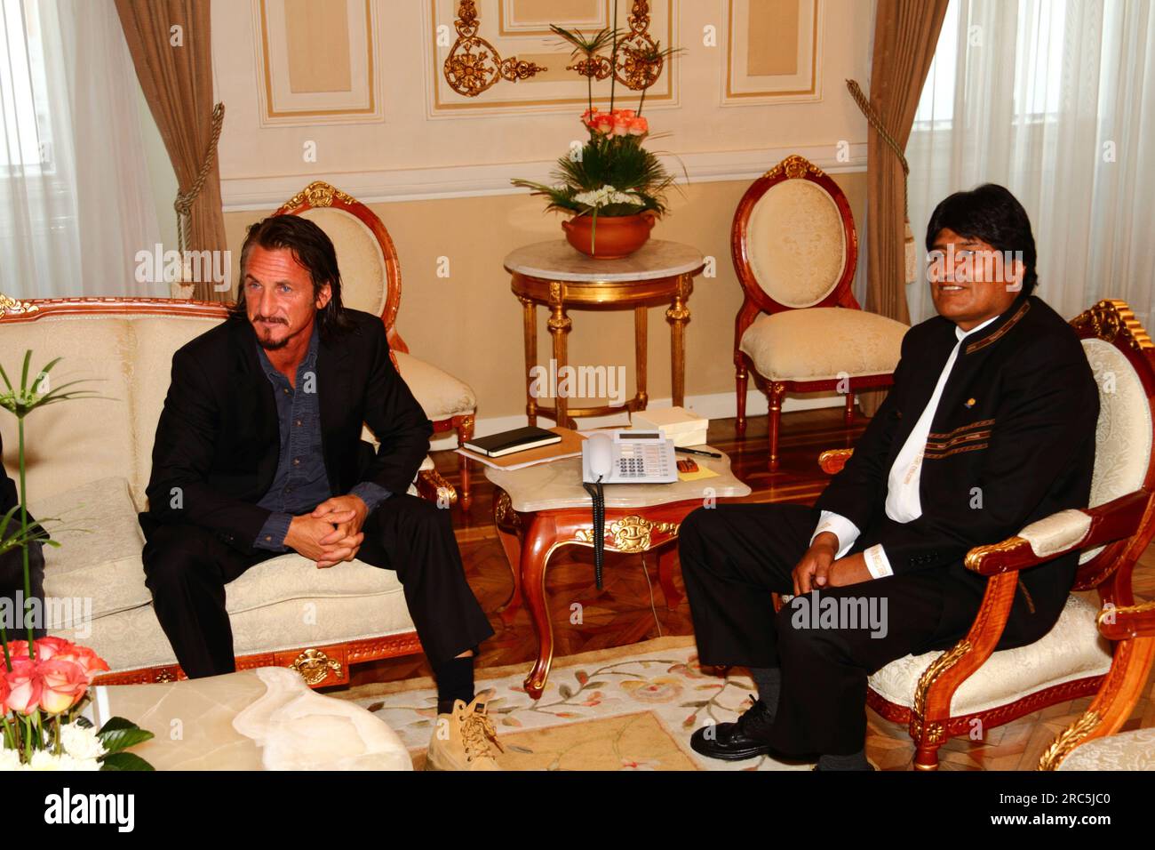 LA PAZ, BOLIVIEN, 30. Oktober 2012. Der amerikanische Schauspieler Sean Penn (links) trifft den bolivianischen Präsidenten Evo Morales (rechts) im Präsidentenpalast. Stockfoto