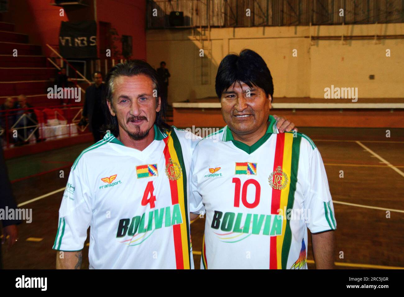 LA PAZ, BOLIVIEN, 30. Oktober 2012. Der amerikanische Schauspieler Sean Penn (L) posiert mit dem bolivianischen Präsidenten Evo Morales (R) vor einem Futsal-Turnier in La Paz. Stockfoto