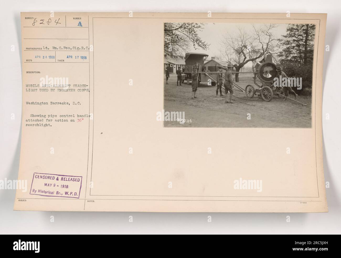 Leutnant Wm. C. Fox betreibt eine mobile Flugabwehr-Suchmaschine, die vom Ingenieurkorps in Washington Barracks, D.C. verwendet wird Die Abbildung zeigt den Steuergriff, der an einem 36'-Sucher befestigt ist. Dieses Foto wurde zensiert und am 9. Mai 1918 von der Historischen Abteilung des W.P.D. veröffentlicht. Stockfoto