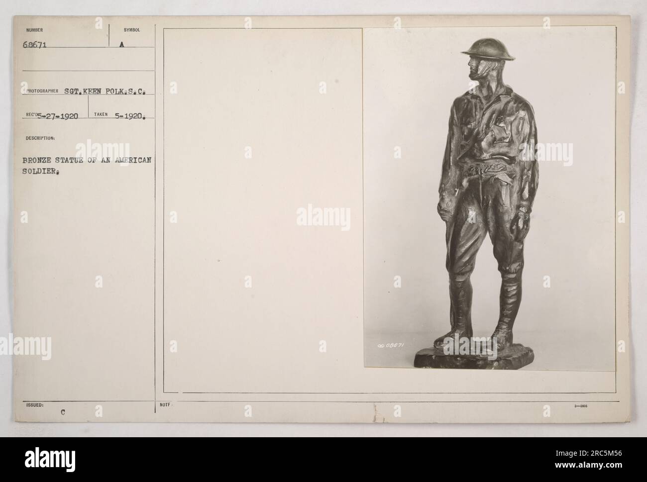 Bronzestatue eines amerikanischen Soldaten, Seriennummer 60671, fotografiert von Sergeant Ken Polk von der South Carolina Einheit. Das Bild wurde im Mai 1920 aufgenommen und zeigt eine symbolische Darstellung eines amerikanischen Soldaten. Die Statue wurde offiziell als Gedenkstätte ausgestellt, mit der Notifizierung Nummer 9008871. Stockfoto