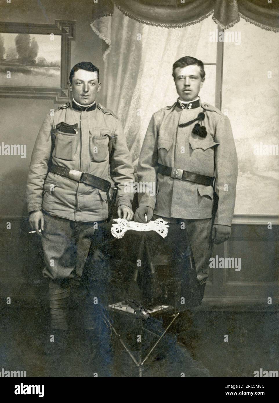 Vintage-Foto von zwei Soldaten des österreichisch-ungarischen Militärs 1914-1918, (erster Kuk-Krieg: Kaiserlich und Königlich) Stockfoto