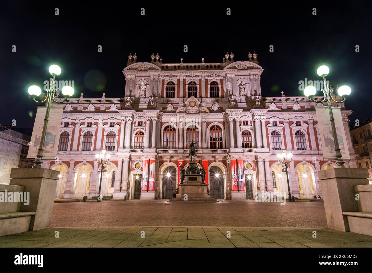 Turin, Italien - 27. März 2022: Der Palazzo Carignano ist ein historisches Gebäude im Zentrum von Turin, in dem sich das Museum des Risorgimento befindet. Mit dem Namen A Stockfoto