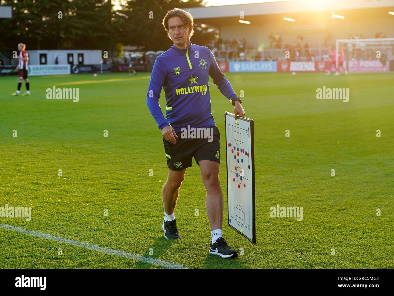 Thomas Frank, Manager von Brentford, trug während eines Freundschaftsspiels im LV BET Stadium Meadow Park, Borehamwood, zur Halbzeit einen Taktikausschuss mit sich. Bilddatum: Mittwoch, 12. Juli 2023. Stockfoto