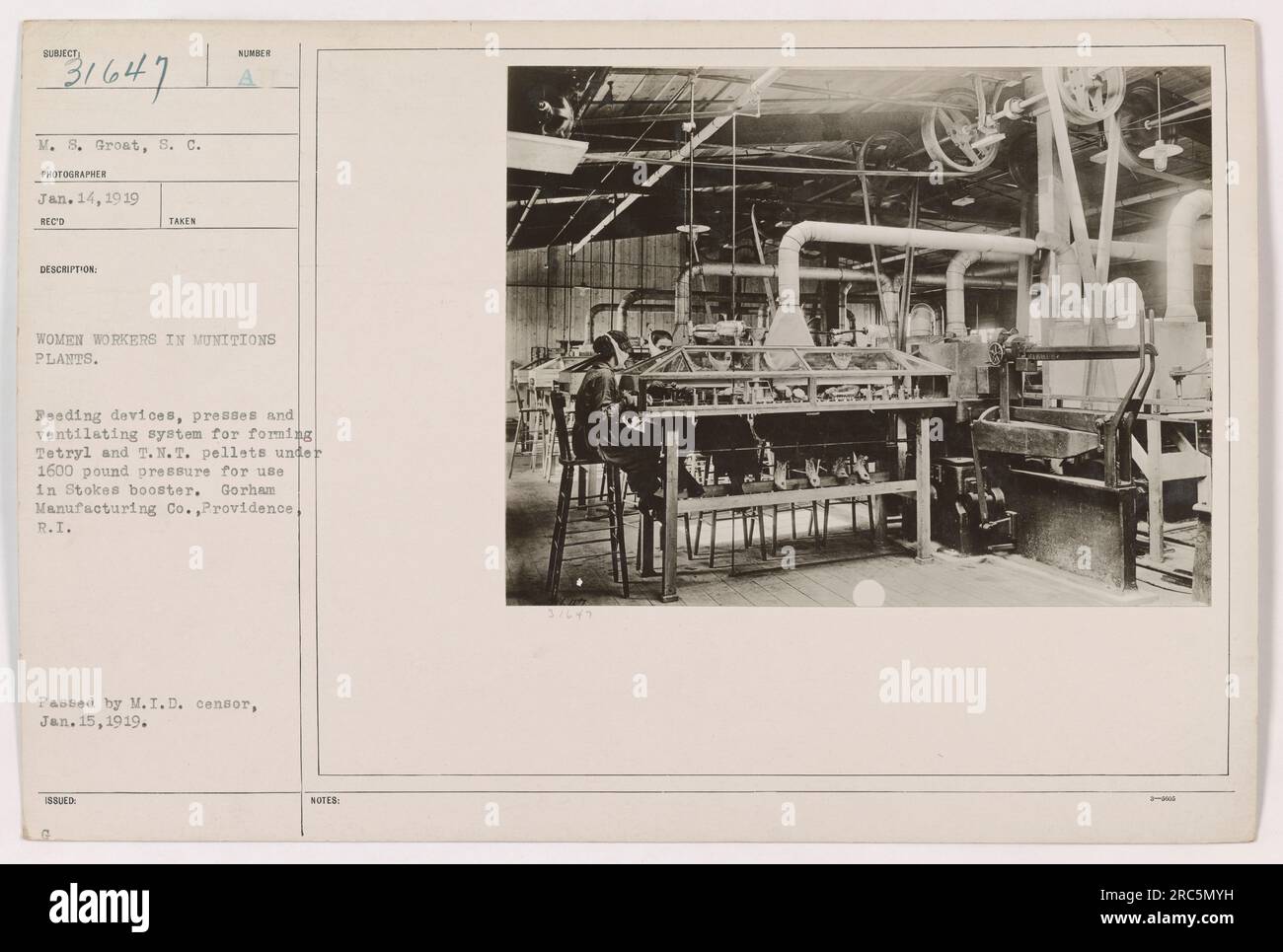 Auf diesem Foto, das am 14. Januar 1919 aufgenommen wurde, sehen Sie weibliche Arbeiter, die bei der Gorham Manufacturing Co. In Providence Fütterungsgeräte, Pressen und ein Belüftungssystem bedienen. Sie bilden unter hohem Druck Tetryl- und T.N.T.-Pellets für den Einsatz im Stokes-Booster. Dieses Bild wurde am 15. Januar 1919 vom M.I.D.-Zensor übergeben. Stockfoto