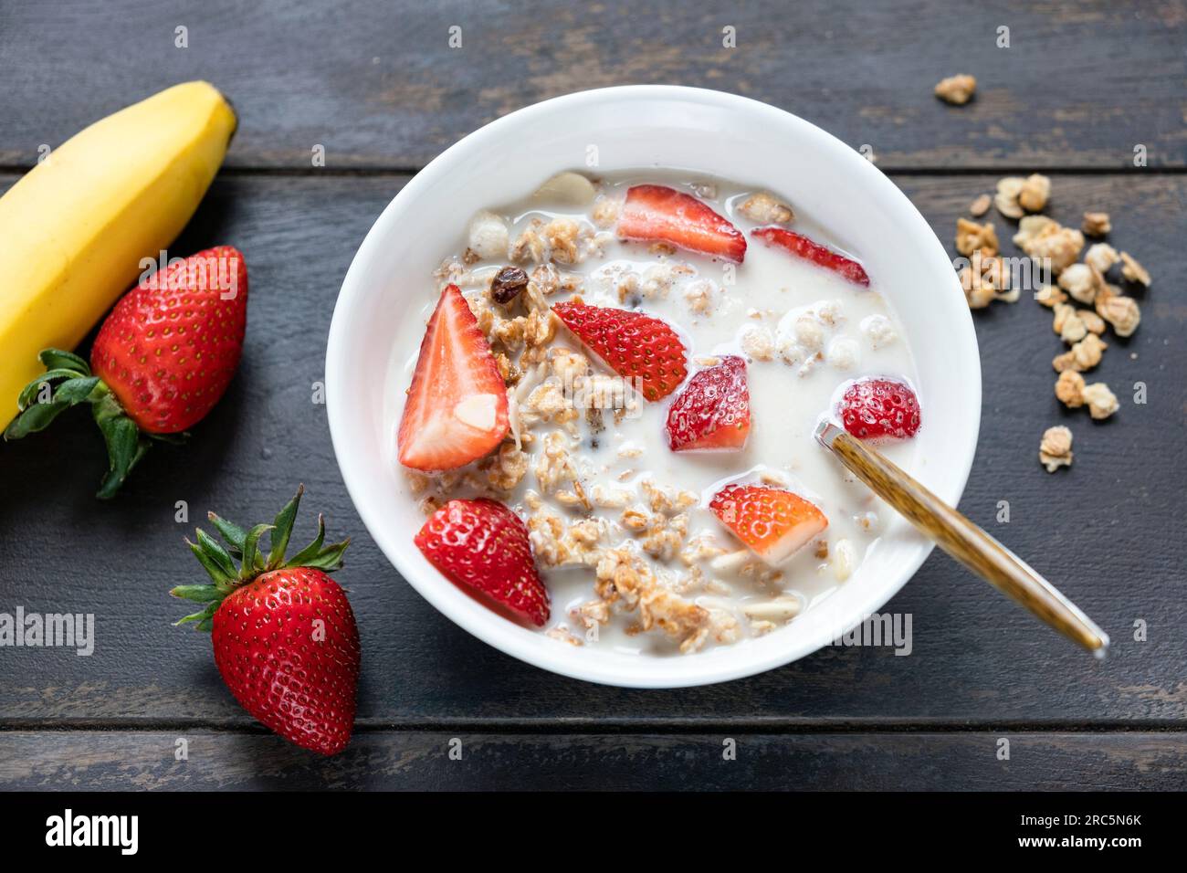 Frühstückscerola mit Hafermilch und Erdbeeren. Gesundes veganes Sommerfrühstück Stockfoto
