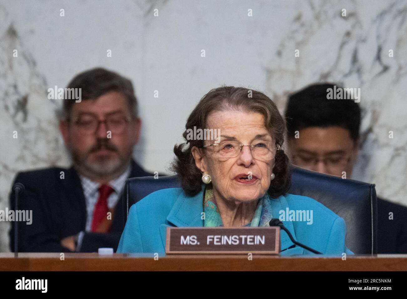 Washington, Usa. 12. Juli 2023. WASHINGTON - JULI 12: Seniorin Dianne Feinstein, D-Calif, spricht während der Anhörung zur Bestätigung von Generalleutnant Timothy Haugh, nominiert als Direktor der Nationalen Sicherheitsagentur, und Michael Casey, nominiert als Direktor des Nationalen Spionageabwehr- und Sicherheitszentrums, im Geheimdienstausschuss des Senats am Mittwoch, den 12. Juli 2023. (Bill Clark/CQ Roll Call/Sipa USA) Guthaben: SIPA US/Alamy Live News Stockfoto