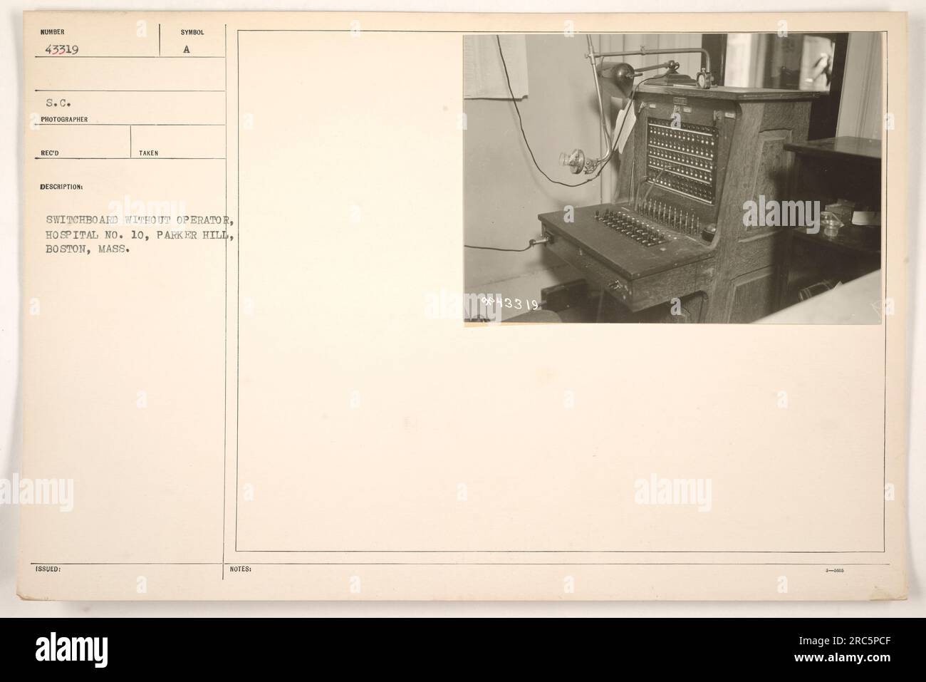 Eine Telefonzentrale ohne Bediener in Krankenhaus Nr. 10, Parker Hill, Boston, Massachusetts während des Ersten Weltkriegs. Das Bild zeigt ein Symbol Für Eine Schalttafel, ohne dass ein Fahrer anwesend ist. Es wurde zu Dokumentationszwecken aufgenommen, und Hinweise weisen darauf hin, dass das Bild als #43319 ausgegeben wurde. Stockfoto