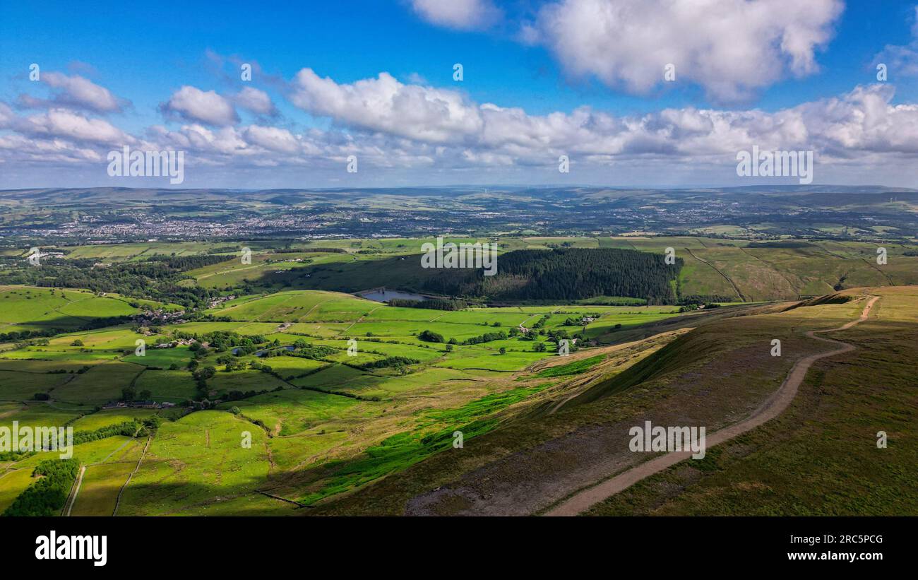 Fantastische Aufnahmen in Pendle Hill mit einer Drohne Stockfoto