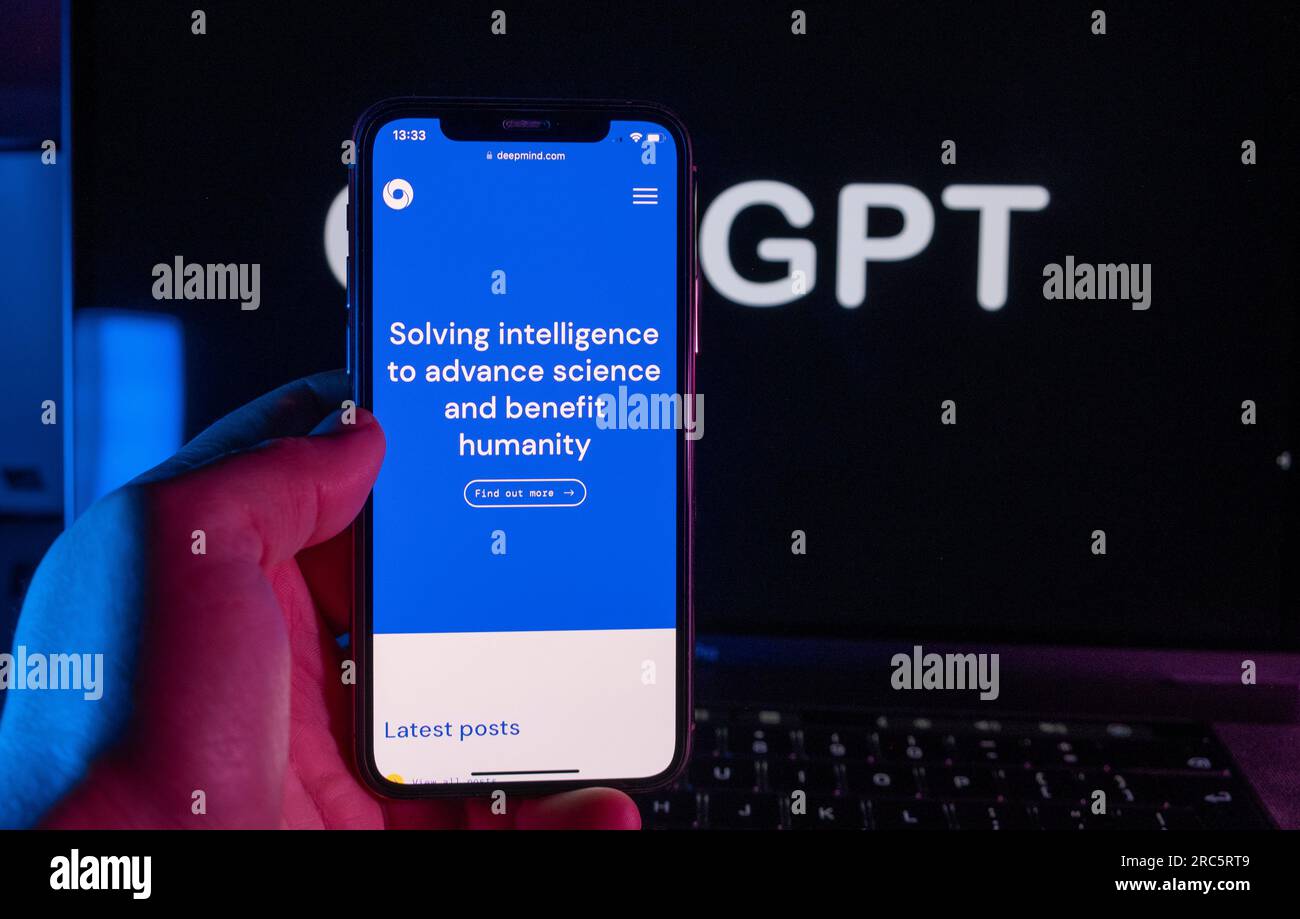 Azoren, Portugal - 21.01.2023: Smartphone mit DeepMind-Website und im Hintergrund das ChatGPT-Textlogo auf einem Laptop-Bildschirm. Stockfoto