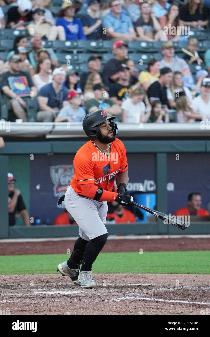 Salt Lake UT, USA. 8. Juli 2023. Der Rechtsfeldspieler von Sacramento Heliot Ramos (38) trifft während des Spiels einen Homer mit Sacramento River Cats und Salt Lake Bees im Smiths Field in Salt Lake Ut. David Seelig/Cal Sport Medi. Kredit: csm/Alamy Live News Stockfoto