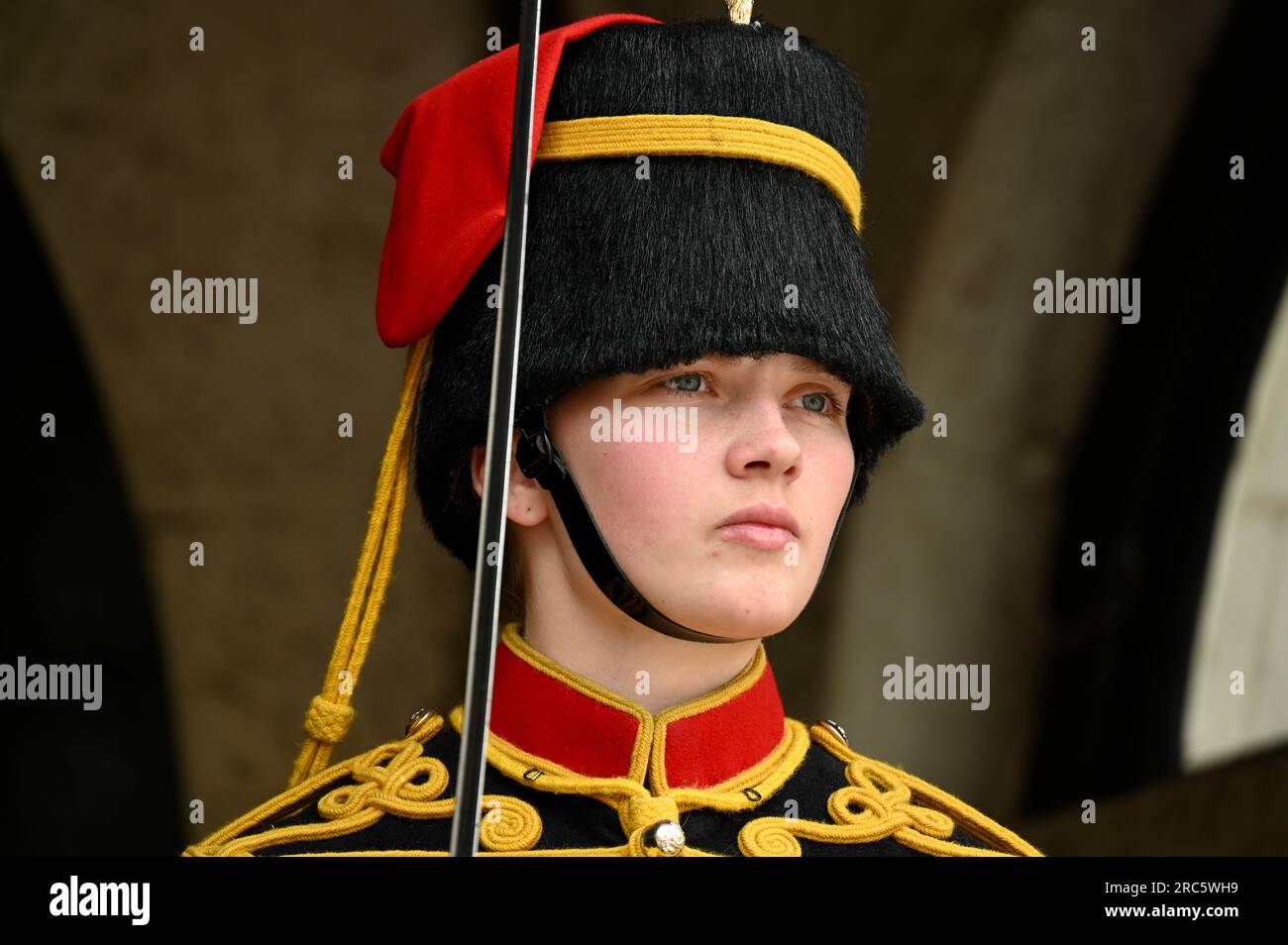 Soldatin, Truppe des Königs, königliche Pferdeartillerie, Horse Guards Parade, Whitehall, London, Großbritannien Stockfoto