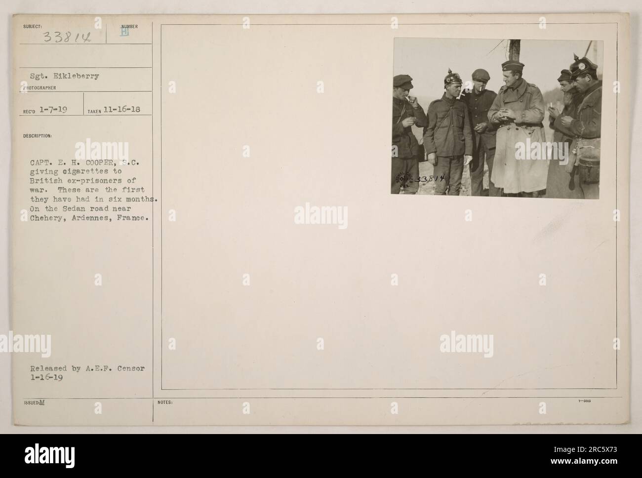 Bildunterschrift: Hauptmann E.H. Cooper aus den USA Das Army Signal Corps verteilt Zigaretten an britische Ex-Kriegsgefangene auf der Sedan Road bei Chehery, Ardennen, Frankreich. Dieses Foto wurde am 16. November 1918 aufgenommen und dient als Beleg für die lang erwartete Erleichterung für diese Personen nach sechs Monaten ohne Zigaretten. Stockfoto