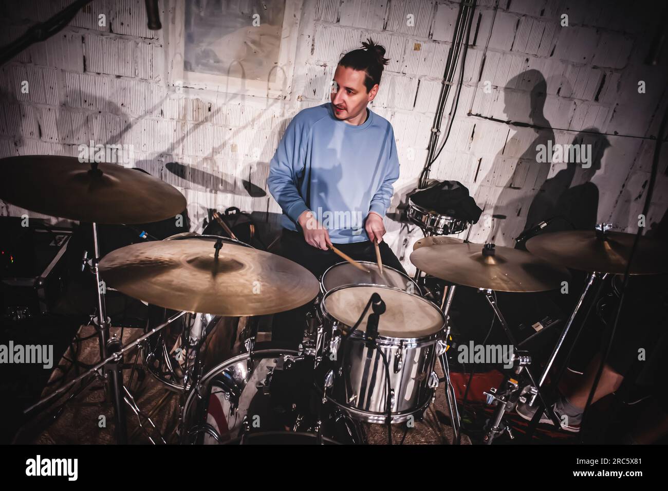 Trommelmusik Band Trommler Künstler gibt Solo Live-Auftritt auf einer Bühne. Wiederholung und Übung Stockfoto