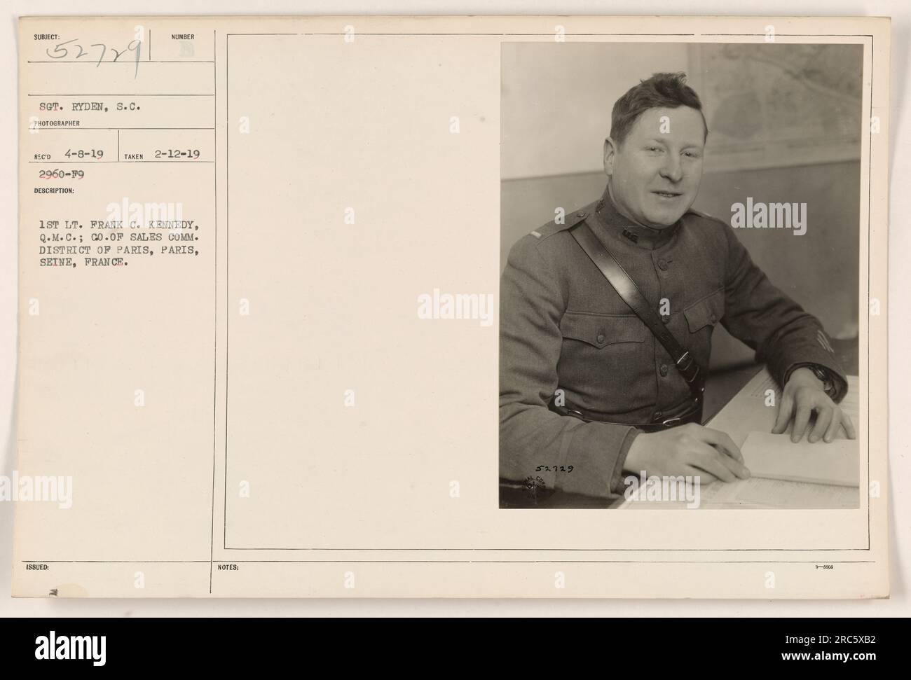 1. LT. Frank C. Kennedy, Mitglied des Quartermaster Corps, fotografiert im Sales Commissary im Pariser Bezirk, Paris, seine, Frankreich. Das Foto wurde als Nummer 527291 identifiziert, aufgenommen von Sergeant Ryden am 12. Februar 1919. Dieses Foto ist mit 2960-19 beschriftet. LT. Kennedys Uniform hat den Rang 1. LT. Und das Q.M.C. Patch. Der Standort wird als Cooperative Sales Commission in Paris, seine, Frankreich, bezeichnet. Stockfoto