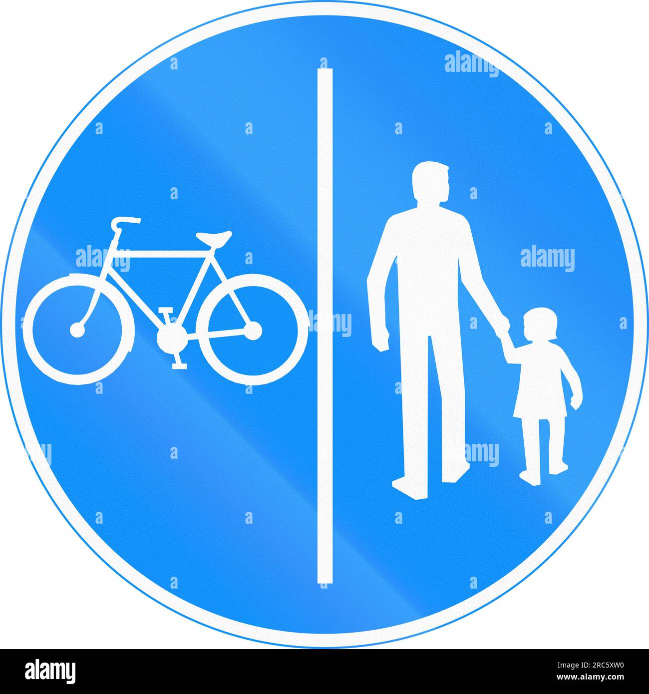 Straßenschild 424 in Finnland – getrennte Fußgänger- und Radwege Stockfoto