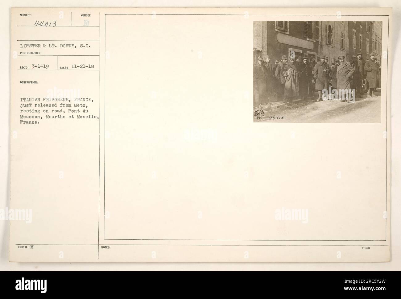 Italienische Kriegsgefangene, die vor kurzem aus der Gefangenschaft in Mets entlassen wurden, machen eine Pause und ruhen sich auf der Straße in Pont AUT Mousson, Meurthe et Moselle, Frankreich. Das Foto wurde am 21. November 1918 aufgenommen. Stockfoto