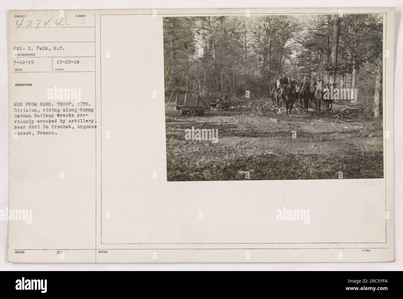 CPL. K. Polk vom 8. Armeekorps hat dieses Foto am 12. März 1919 aufgenommen. Das Bild zeigt eine Gruppe von Männern aus der 77. Division des Hauptquartiers, die entlang zerstörter deutscher Eisenbahnstrecken reiten, die zuvor von Artillerie zerstört worden waren. Das Hotel liegt in der Nähe von Abri Du Crochet im Argonne-Wald, Frankreich. Stockfoto