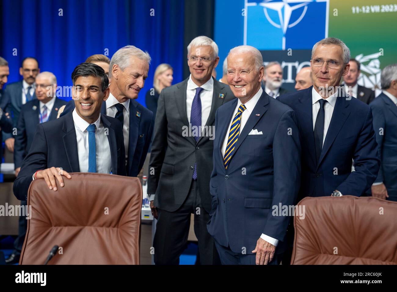 Vilnius, Litauen. 12. Juli 2023. US-Präsident Joe Biden, 2. rechts, unterhält sich mit NATO-Führern vor dem Beginn eines Treffens des NATO-Ukraine-Rates auf dem NATO-Gipfel am 12. Juli 2023 in Vilnius, Litauen. Von links: Der britische Premierminister Rishi Sunak, der norwegische Premierminister Jonas Gahr Store, der lettische Premierminister Krisjanis Karins, USA Präsident Joe Biden und NATO-Generalsekretär Jens Stoltenberg. Kredit: Adam Schultz/White House Photo/Alamy Live News Stockfoto