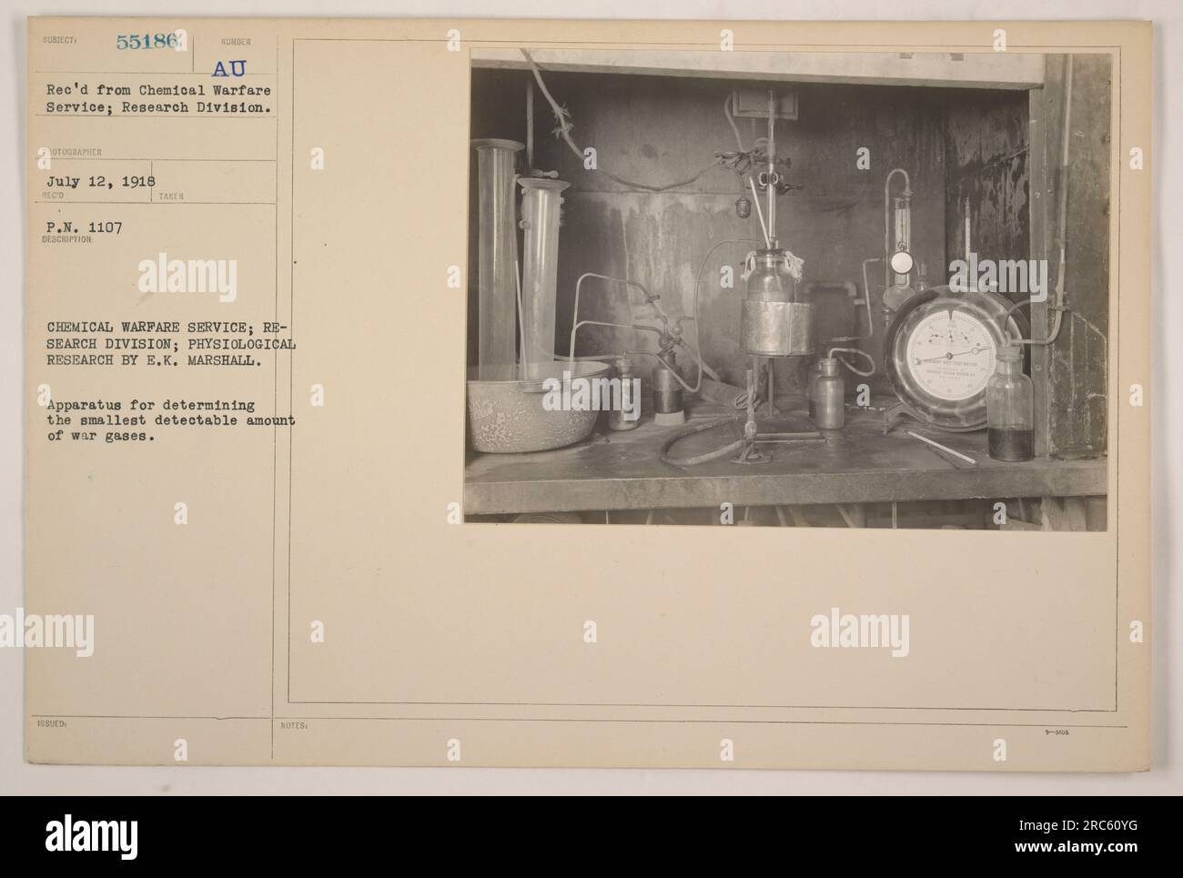 Das Bild zeigt einen Mann in einem Labor, der ein Gerät verwendet, um die kleinste nachweisbare Menge an Kriegsgasen zu bestimmen. Das Foto ist Teil der Forschungsabteilung des Chemical Warfare Service und wurde von E. K. Marshall aufgenommen. Das Bild wurde am 12. Juli 1918 aufgenommen. Stockfoto