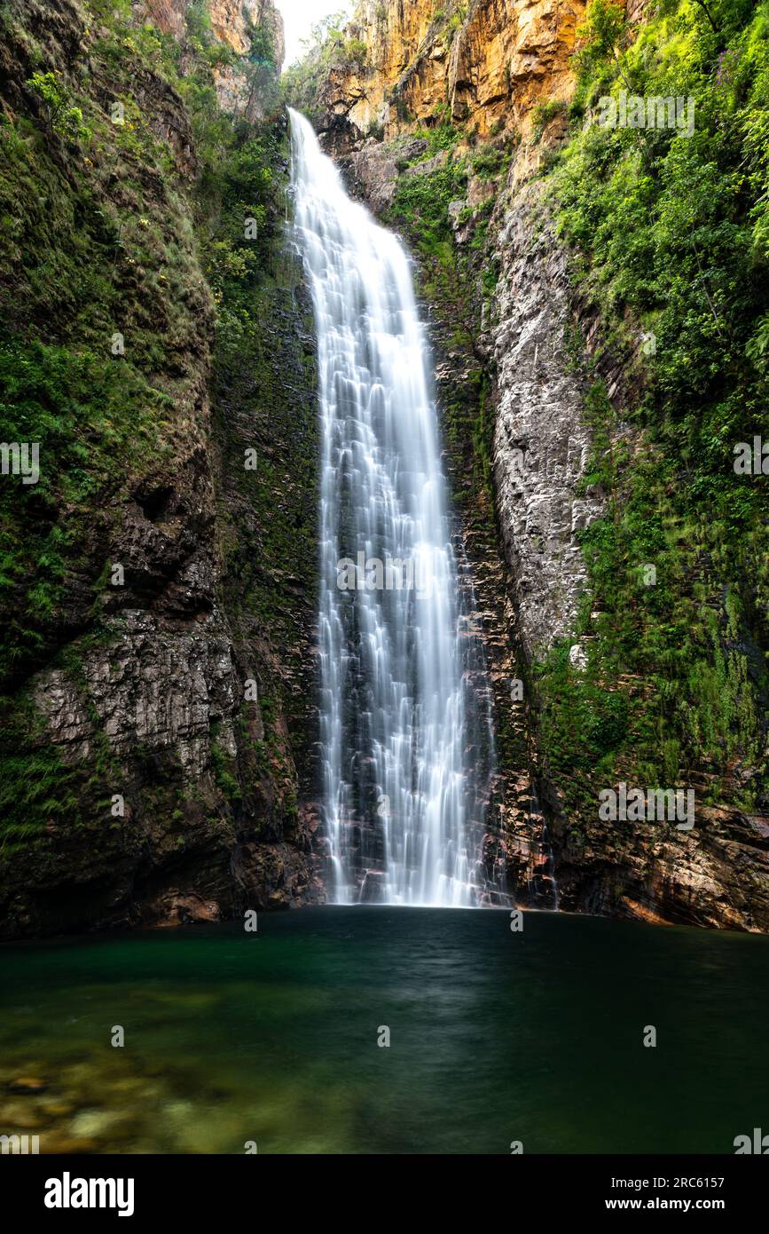 Landschaft mit großen, wunderschönen Cerrado-Wasserfällen in der Natur, Chapada dos Veadeiros, Goias, Brasilien. Stockfoto