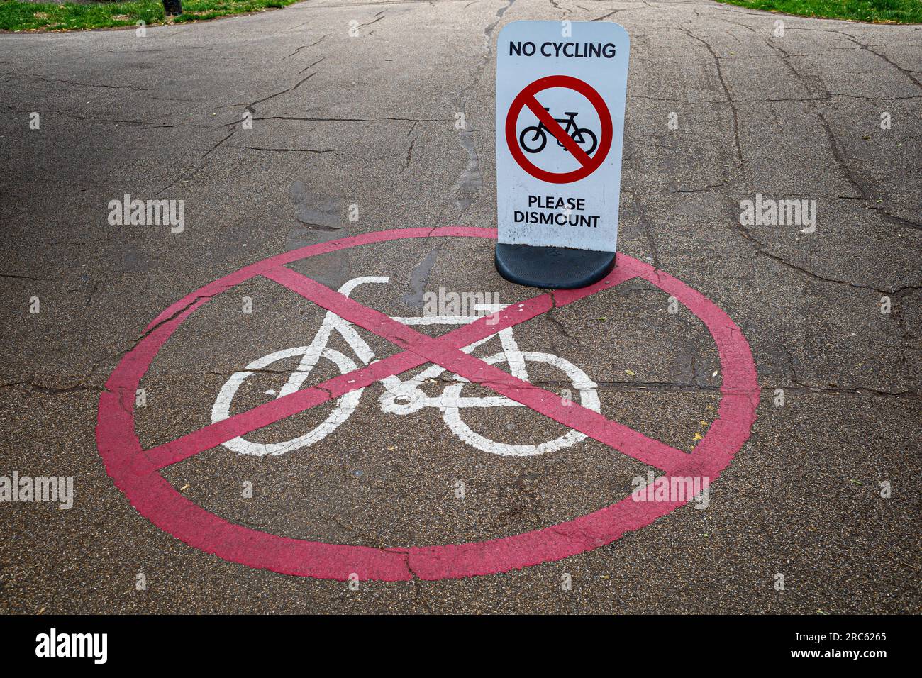 Keine Radfahrschilder in einem London Park. Stockfoto