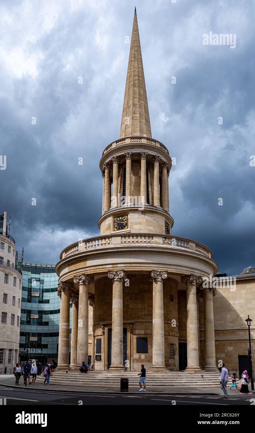 All Souls Church London - All Souls Church, Langham Place. Marylebone, London. Entworfen im Regency-Stil vom Architekten John Nash und 1824 geweiht. Stockfoto