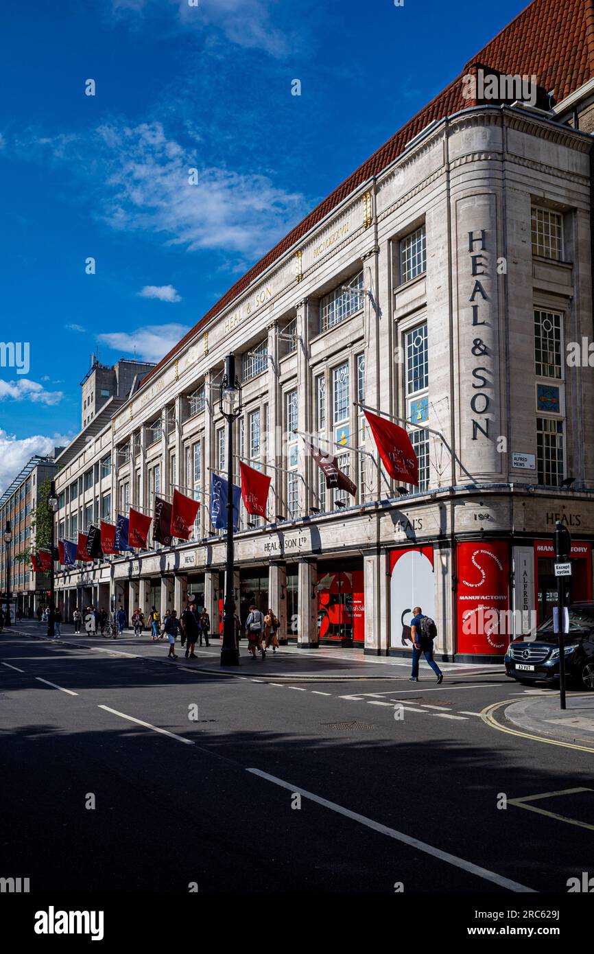 Heals London Store auf der Tottenham Court Road London. Vor dem Möbel- und Designshop der Heilung winken Flaggen. Gegründet 1810 von John Harris Heal & Son. Stockfoto
