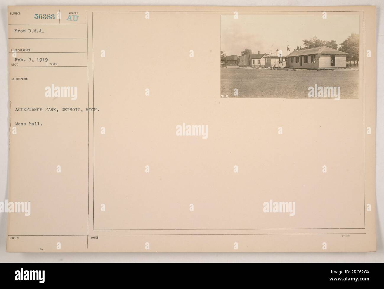 Männer versammeln sich in der Kantine im Acceptance Park in Detroit, Michigan. Dieses Foto, das von einem Fotografen der D.M.A. am 7. Februar 1919 aufgenommen wurde, zeigt einen wichtigen Aspekt des militärischen Lebens während des Ersten Weltkriegs Die Kantine dient als Ort für Soldaten, um zu essen und gesellig zu sein. Stockfoto