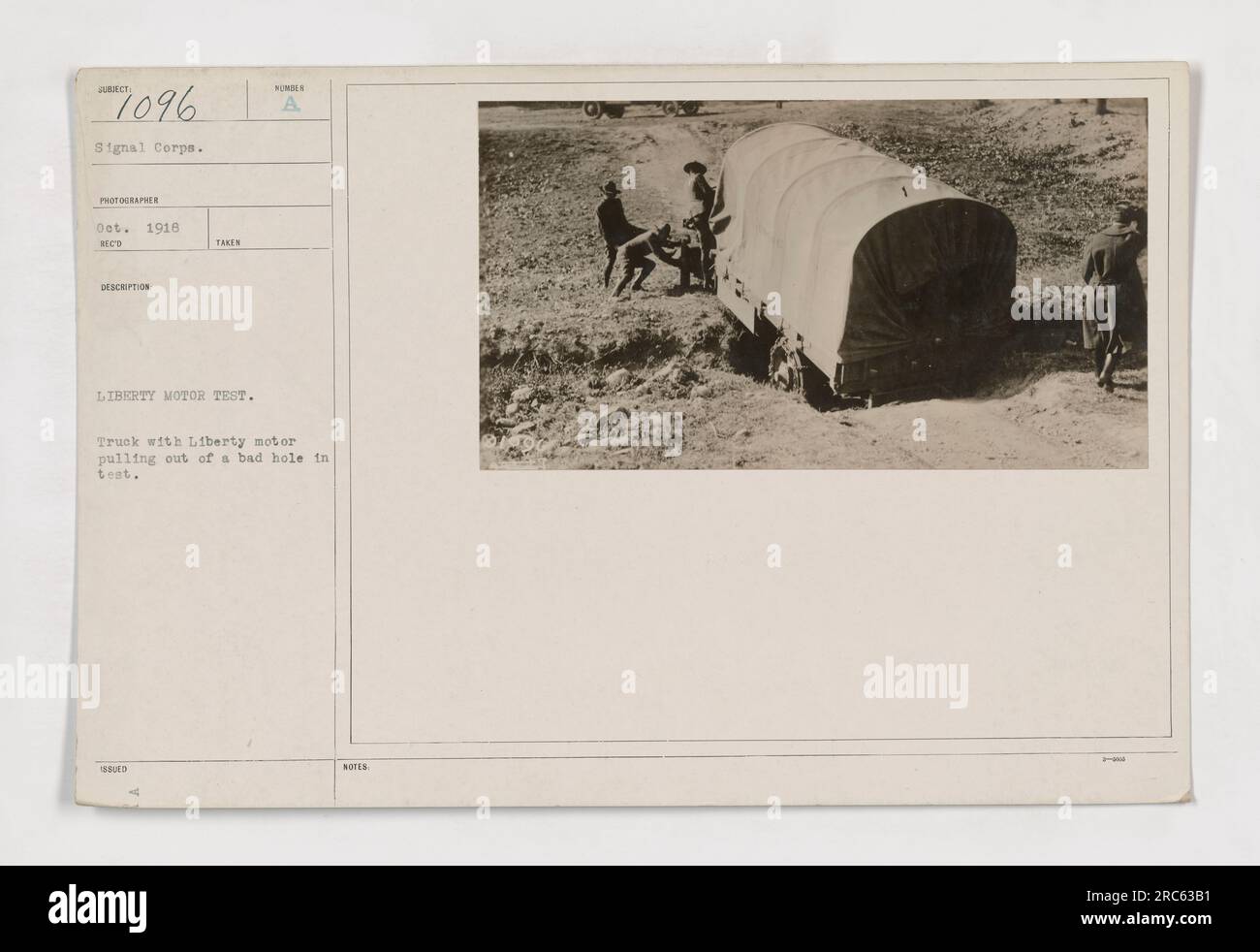 Ein Liberty Motorwagen fährt erfolgreich aus einem schwierigen Gelände während eines Tests, der vom Signalkorps im Oktober 1918 durchgeführt wurde. Das Foto zeigt die Fähigkeit des Lkws, anspruchsvolle Bedingungen zu bewältigen, und zeigt die Effizienz und Leistung des Liberty Motors. Das Bild enthält Hinweise zu den signifikanten Leistungsbewertungen des Tests. Stockfoto
