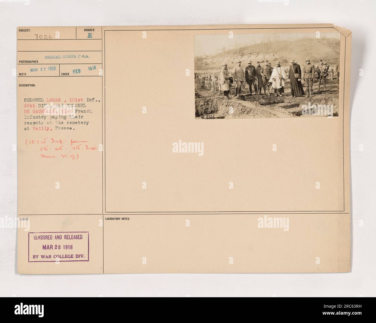 Oberst Logan von der 101. Infanterie, 26. Division und Oberst de Gaurelle von der 21. Französischen Infanterie, die auf dem Friedhof in Vailly, Frankreich, ihre Ehre erweisen. Das Foto wurde im Februar 1918 aufgenommen. Die 101. Infanterie war früher als die 5., 6. Und 9. Infanterie der Massachusetts National Guard bekannt. Zensiert und freigegeben vom war College Division Laboratory am 28. März 1918. Stockfoto