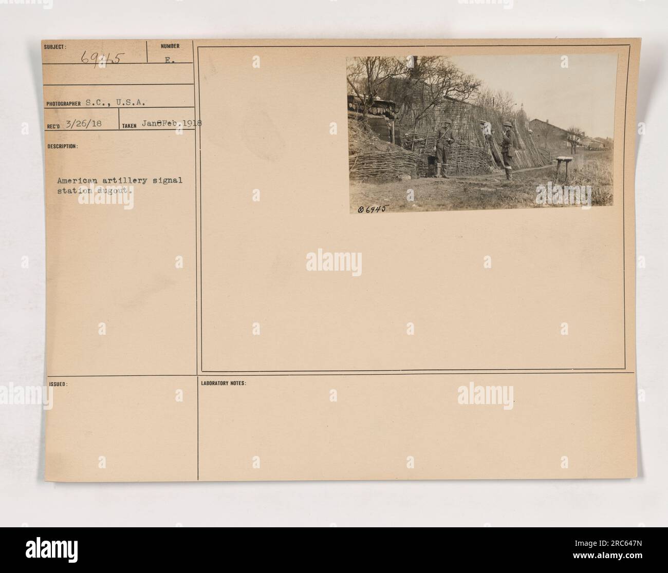 Artilleriesignalstation, die von der 1. Division im 1. Weltkrieg benutzt wurde Das Foto, das zwischen Januar und Februar 1918 aufgenommen wurde, zeigt eine Struktur, die verwendet wird, um Nachrichten und Kommunikation zwischen den Artillerieteams weiterzuleiten. Dieses Bild ist Teil der Sammlung mit dem Titel „Fotos der amerikanischen Militäraktivitäten während des Ersten Weltkriegs“. Stockfoto