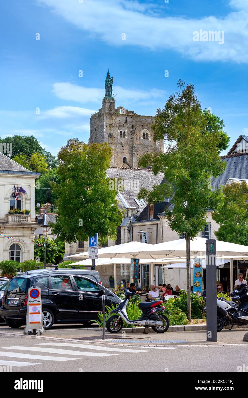 Blick auf die Burg über den Marktplatz mit Sonnenschirmen - Montbazon, Indre-et-Loire (37), Frankreich. Stockfoto