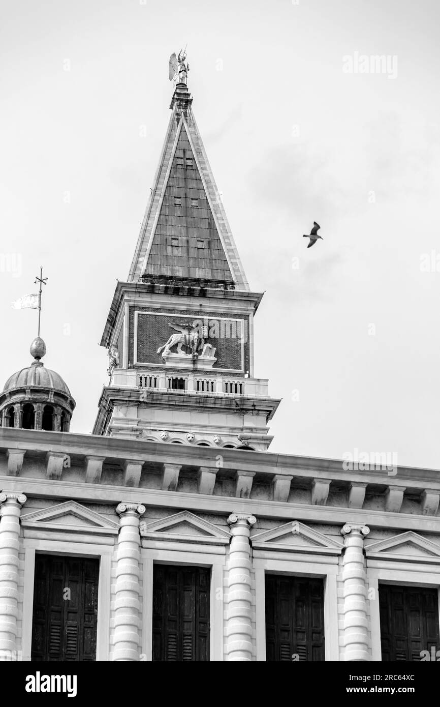 Das Campanile di San Marco ist auf Italienisch der Glockenturm des Markusdoms in Venedig, Italien. Stockfoto