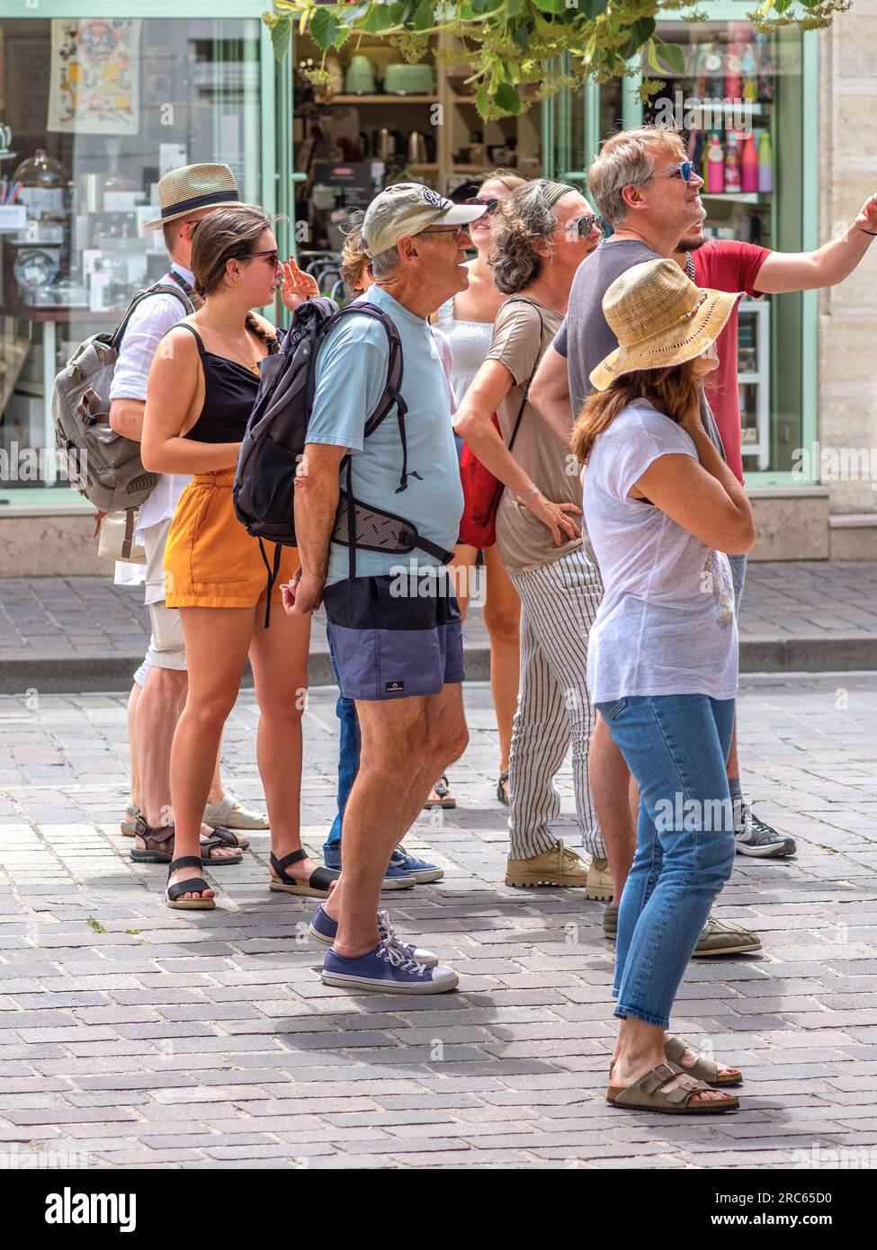 Gruppe ausländischer Touristen, die eine Führung im Stadtzentrum erhalten - Tours, Indre-et-Loire (37), Frankreich. Stockfoto