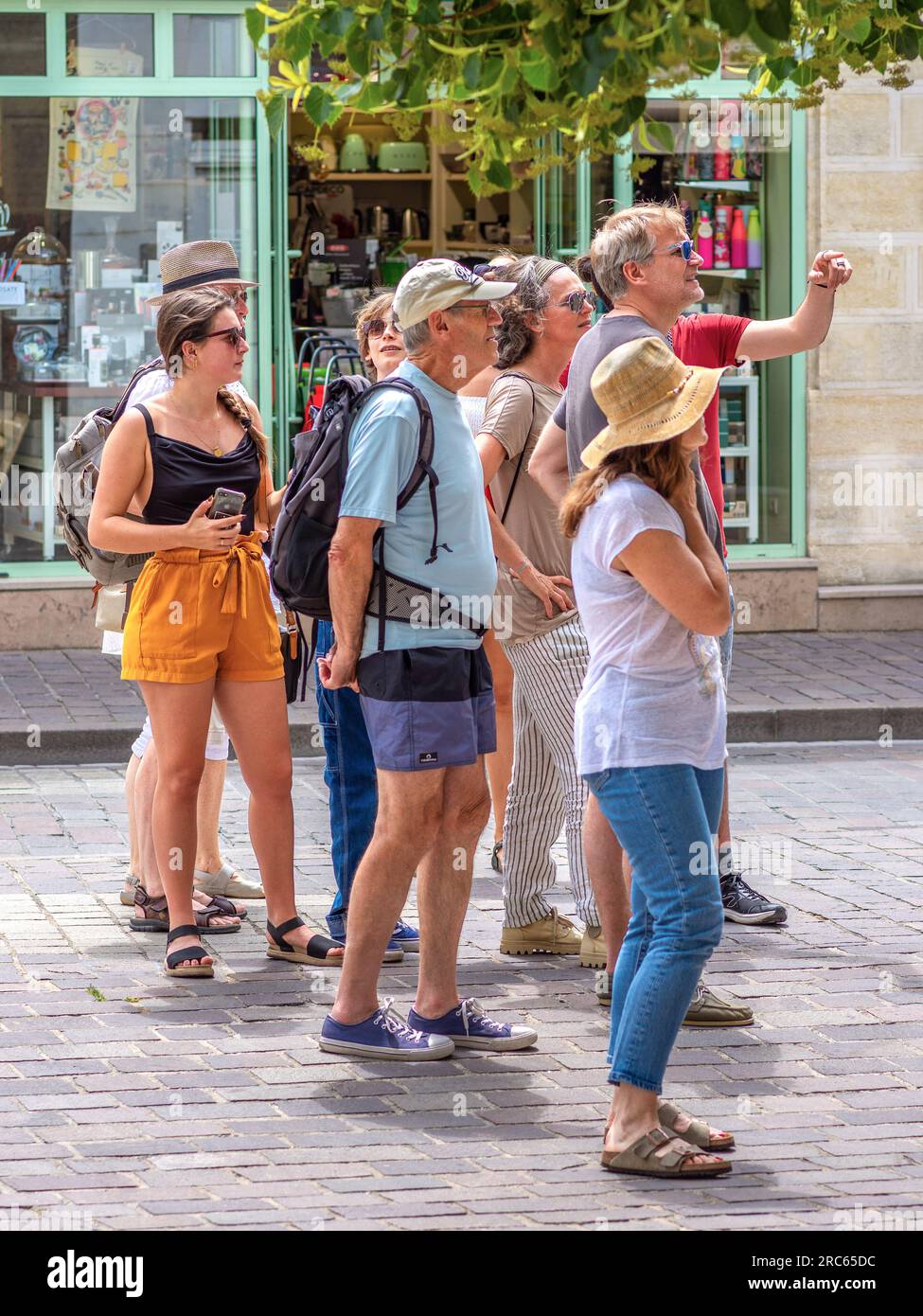 Gruppe ausländischer Touristen, die eine Führung im Stadtzentrum erhalten - Tours, Indre-et-Loire (37), Frankreich. Stockfoto
